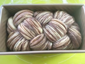 发酵至9分满，取出模具，烤箱预热180度