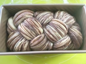 发酵至9分满，取出模具，烤箱预热180度