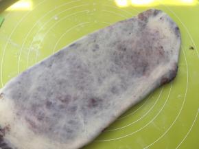 再将面片擀成长方形长度40厘米左右