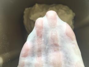 揉好的面团可以撑出有弹性的手套膜