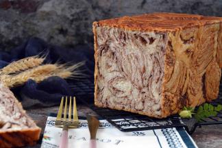 凉至手温密封保存，隔天面包还很松软