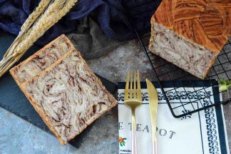 切开吐司，大理石的花纹很漂亮