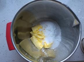 黄油软化，加入细砂糖和糖粉。