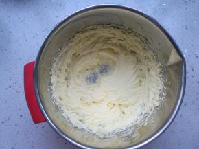 先搅拌一下，然后开动打蛋器打发至体积膨大，颜色发白。