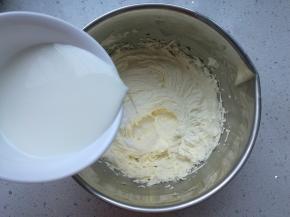 少量多次加入牛奶，没加入一次打发均匀后再加入下一次，我分了七次打发。