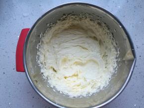 牛奶全部加完打发好的黄油状态。