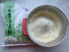 新良苦荞蛋糕粉和玉米淀粉、奶粉混合均匀，筛入黄油内。