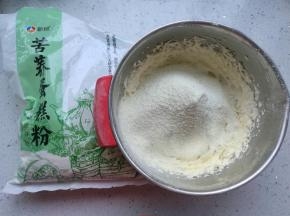 新良苦荞蛋糕粉和玉米淀粉、奶粉混合均匀，筛入黄油内。