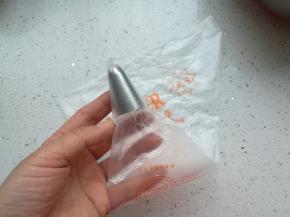 裱花嘴装入裱花袋，我用了一个很薄的很普通的裱花袋。