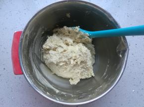 用刮刀拌至没有干粉即可。