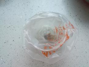 装进一个大口杯子。