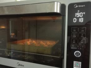 送入预热好的烤箱上下火190度烘烤16分钟即可。