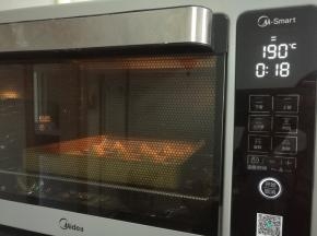 送入预热好的烤箱上下火190度烘烤16分钟即可。