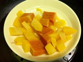 把南瓜去皮，切块，蒸熟，我用了两种南瓜，颜色不同。蒸好后捣成南瓜泥。