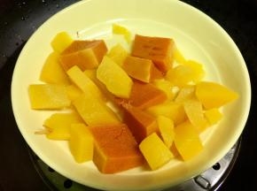 把南瓜去皮，切块，蒸熟，我用了两种南瓜，颜色不同。蒸好后捣成南瓜泥。