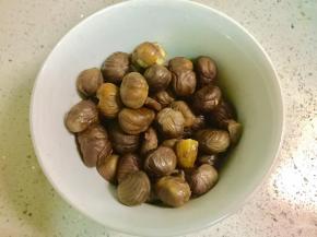 把板栗剥掉壳，蒸煮，然后加适量水用料理机打成泥。我用了300克的栗子，多做一些备用。