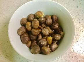 把板栗剥掉壳，蒸煮，然后加适量水用料理机打成泥。我用了300克的栗子，多做一些备用。