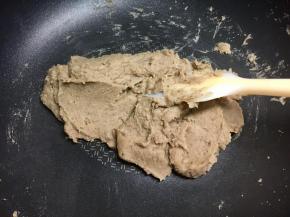 把栗子泥放入不粘锅，小火炒至半干状态时，加入30克玉米油（或黄油），继续翻炒。