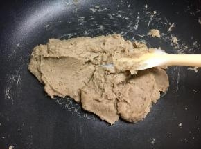 把栗子泥放入不粘锅，小火炒至半干状态时，加入30克玉米油（或黄油），继续翻炒。