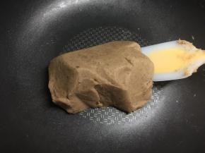 水分快收干的时候，加入60克白糖，栗子本来就有甜味，糖可以不用加太多，可根据自己的口味增减糖量。炒至如图状态，关火备用。