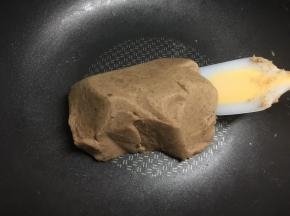 水分快收干的时候，加入60克白糖，栗子本来就有甜味，糖可以不用加太多，可根据自己的口味增减糖量。炒至如图状态，关火备用。