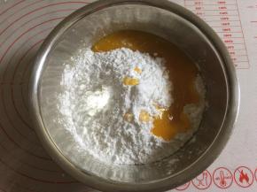 把糯米粉、玉米淀粉和白砂糖混合，倒入南瓜泥，和匀。因为馅是甜的，这里可以少加糖。