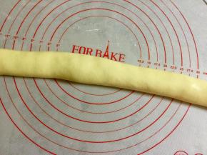 把糯米团揉成长条。