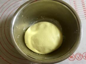 和成光滑的南瓜糯米团，我这次用的南瓜颜色浅，所以糯米团颜色也浅，但是蒸过之后颜色会加深。