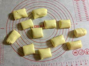 切成若干等量的小剂子，每个40克左右。