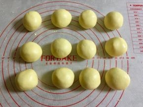 把小剂子揉圆。