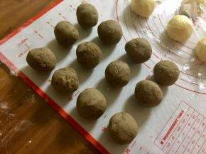 同时把栗子馅也分好，揉圆，每个20克左右。