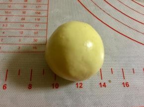 包好馅后，揉圆。