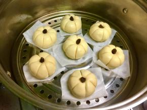 把烘焙纸裁成小方形，垫在南瓜饼下边，入蒸锅，蒸15分钟。