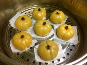 蒸好了之后，颜色加深了。稍微放凉一会儿，可以把烘焙纸沿着底部剪圆，当然也可以不剪，直接拿着吃就行，我是为了拍照好看。