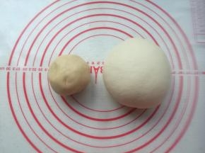油皮材料放盆内混合均匀揉成光滑的面团，油酥材料用筷子搅拌成团，揉匀，盖保鲜膜静置20分钟。