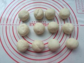 油皮面团分成12个小剂子。