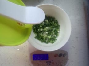 放碗内，加入植物油少许，拌匀。