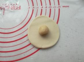 油皮擀成片，取一个油酥放在油皮上。