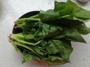 菠菜择洗干净。