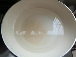 锅内坐水烧开。