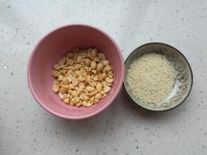 烧水期间准备花生仁、芝麻。