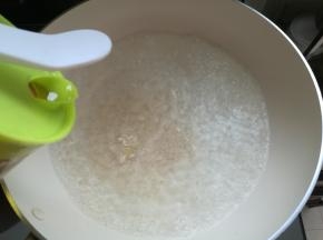 水开后加入食用油少许、盐1勺。