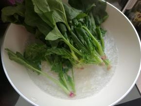 下入菠菜焯熟。