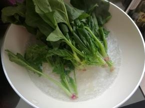 下入菠菜焯熟。