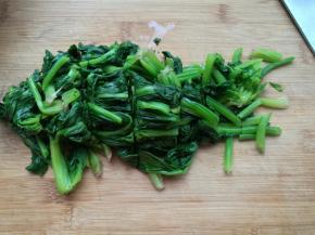 挤出水分，切成段。