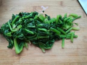 挤出水分，切成段。