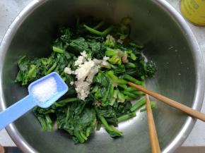 加入蒜末，盐1小勺。