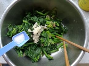 加入蒜末，盐1小勺。