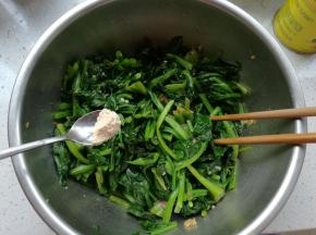 加入1小勺鸡粉，搅拌均匀即可。还可以加入花椒油更香。