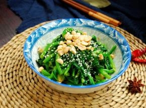最后撒上熟芝麻、花生碎，装盘上桌。